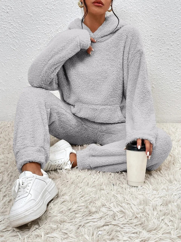 Pyjama teddy unisexe et confortable, avec capuche, parfait pour la détente et le repos.