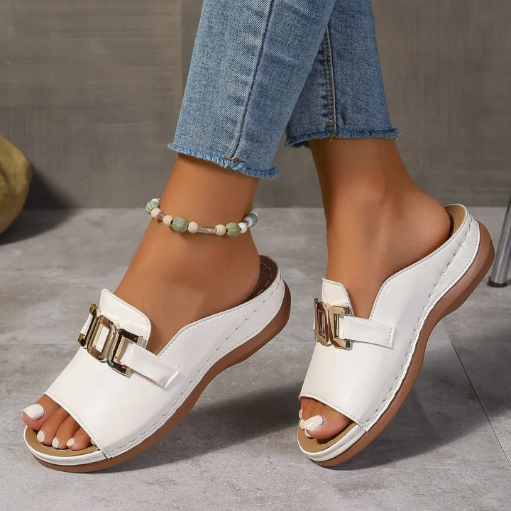 Sandales Mina élégantes pour femmes, plates avec boucles dorées, parfaites pour l'été et un confort décontracté.