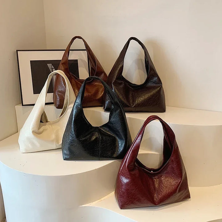 Sac à main hobo café pour femme, design décontracté et chic, grand confort au quotidien.