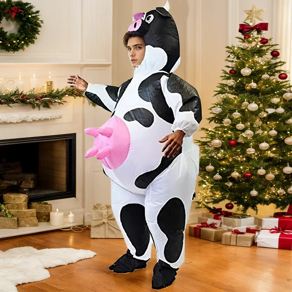 Adulte souriant portant un déguisement vache gonflable drôle. Idéal pour une ambiance festive réussie.