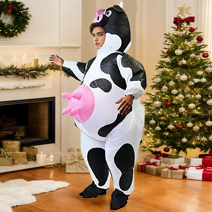 Adulte souriant portant un déguisement vache gonflable drôle. Idéal pour une ambiance festive réussie.