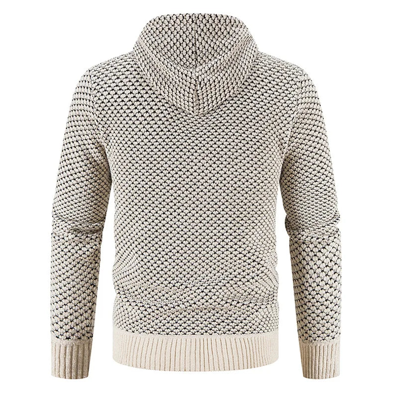 Cardigan homme zippé à capuche, texture hivernale chic. Parfait pour un look urbain et chaud.