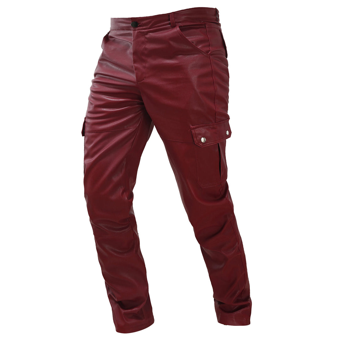 Gros plan pantalon cargo homme effet cuir rouge, texture similicuir détaillée, poches visibles.