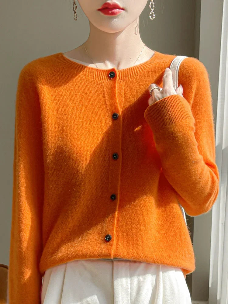 Cardigan femme, alliant la chaleur d'une veste et le chic d'un vêtement de mode.