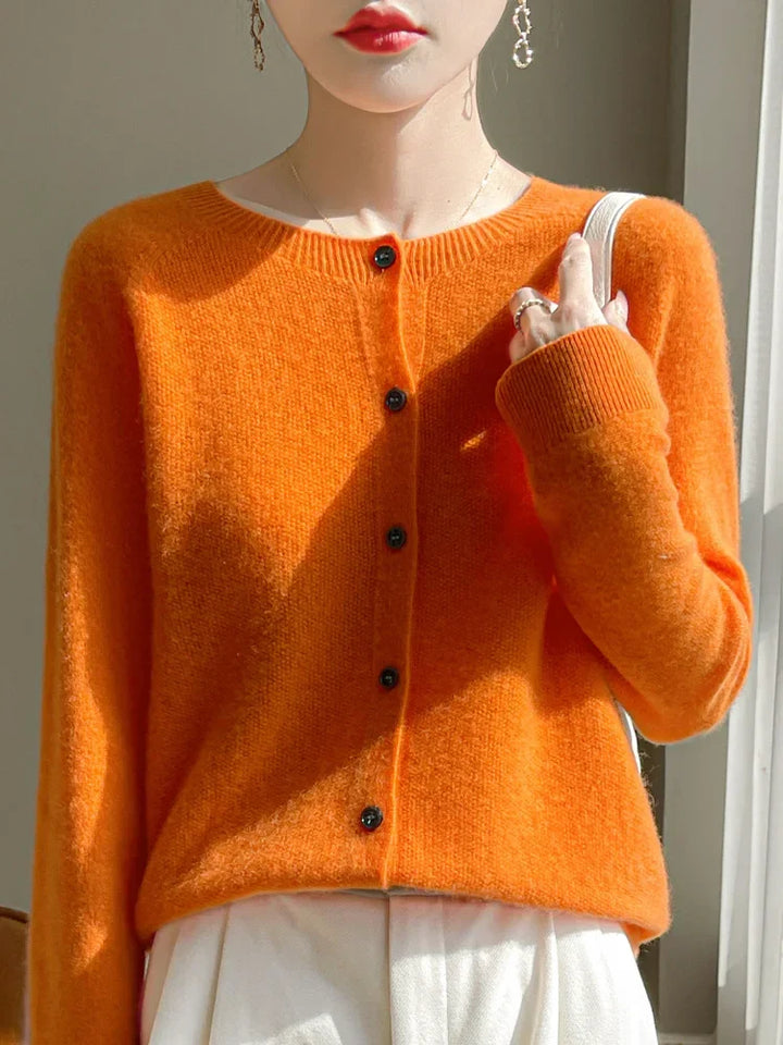 Cardigan femme, alliant la chaleur d'une veste et le chic d'un vêtement de mode.