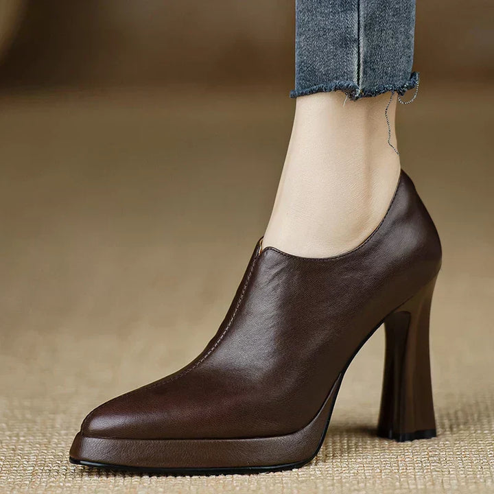 Mode femme : Escarpins Carina élégants avec talons structurés, alliant style chic et confort pour un look raffiné.