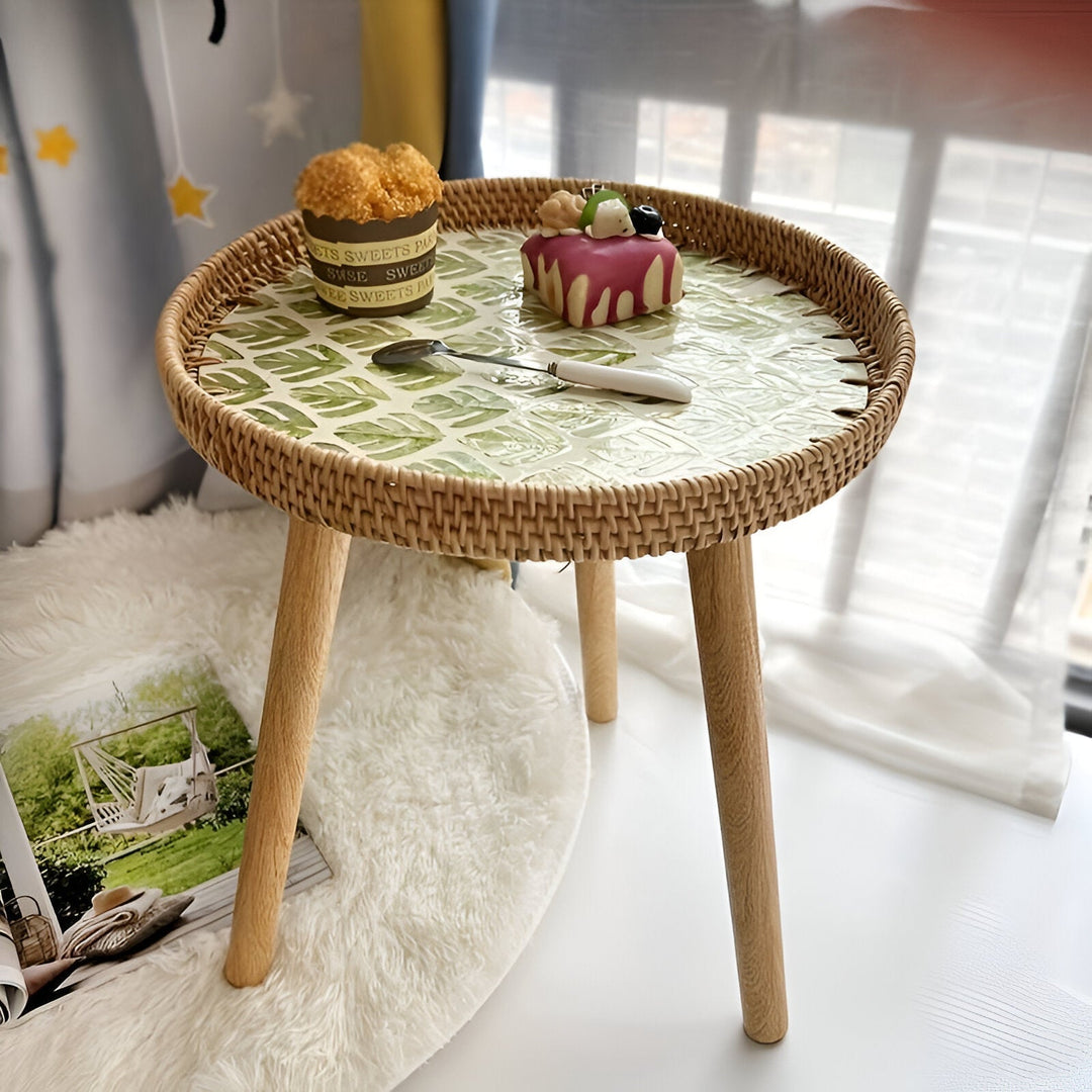 Décoration intérieure: table basse ronde scandi en rotin et bois, touche naturelle.