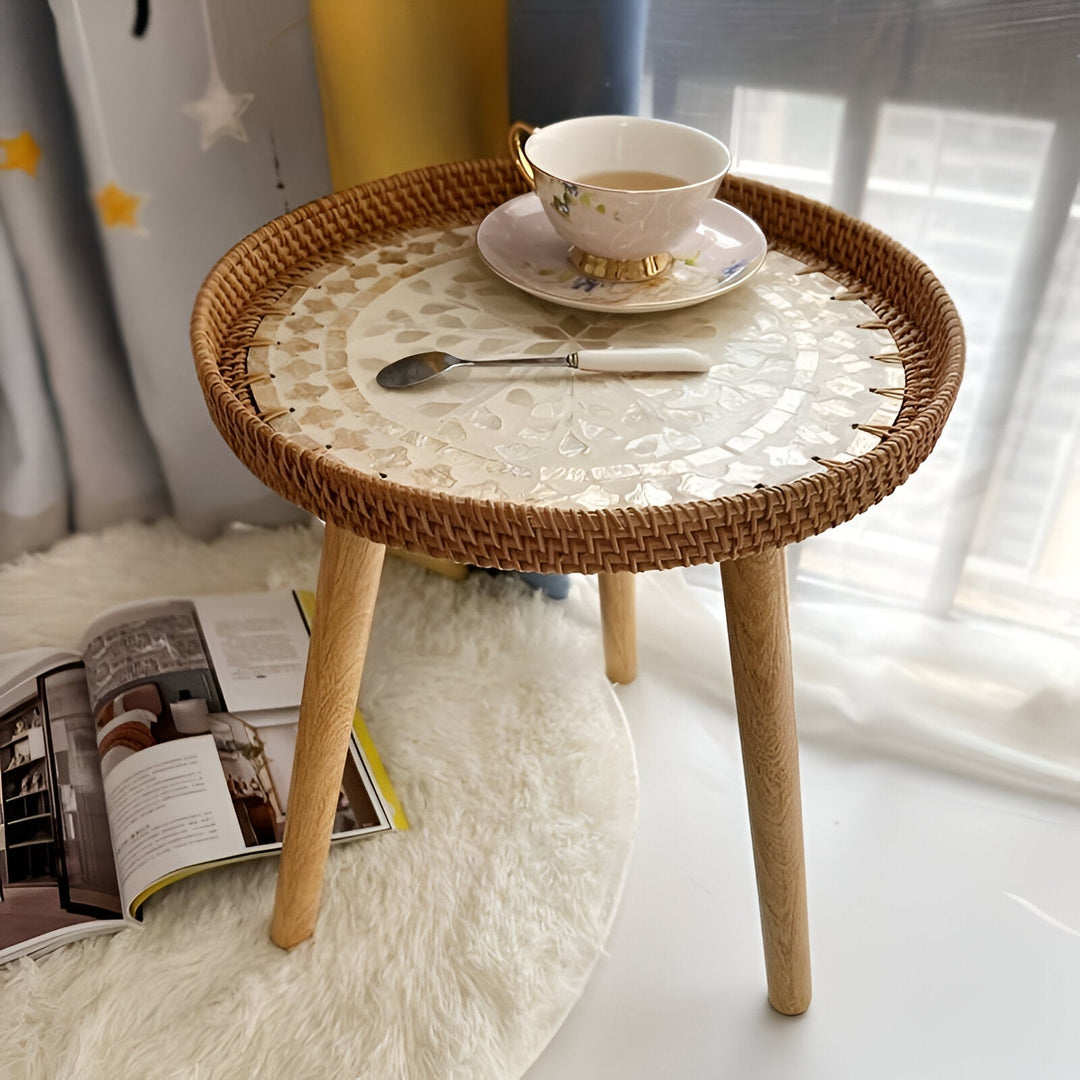 Élégante table basse ronde scandinave avec base en rotin et plateau en bois massif.