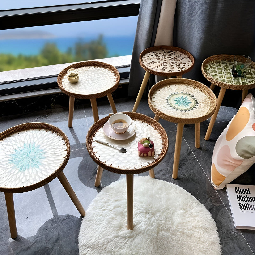 Table basse ronde scandinave en rotin naturel et bois clair pour salon moderne.