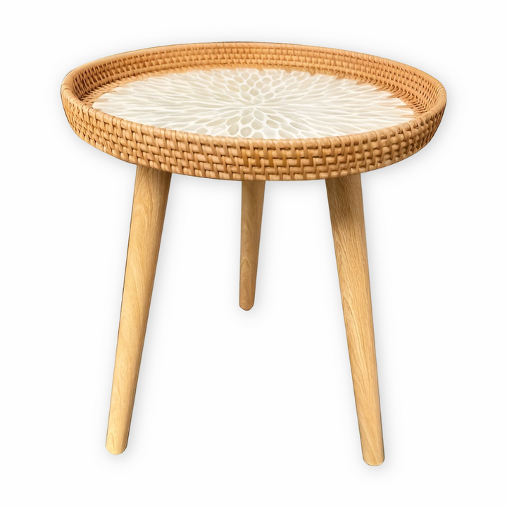 Table basse ronde, matériaux naturels: bois et rotin, pour une décoration scandinave.