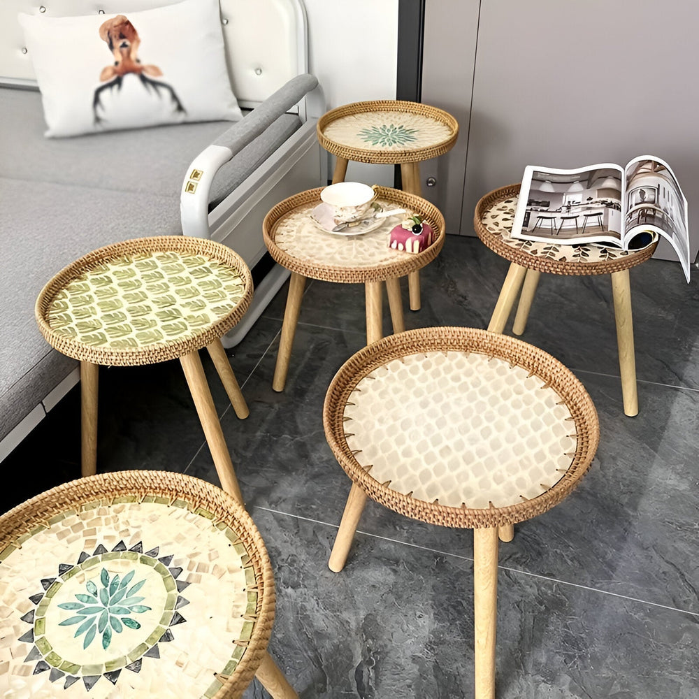Design minimaliste: table basse ronde scandi en bois et rotin pour intérieur.
