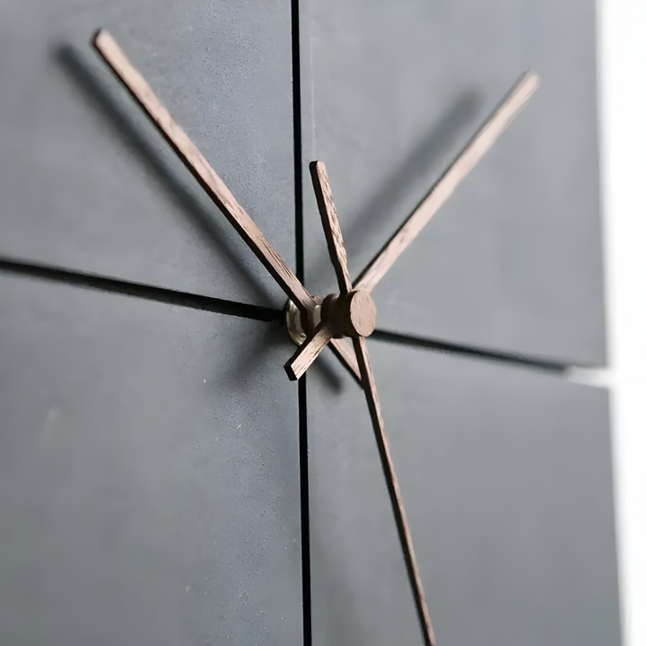 Superbe horloge murale design, noire, style scandinave moderne. Ajoute une touche d'élégance à votre intérieur.