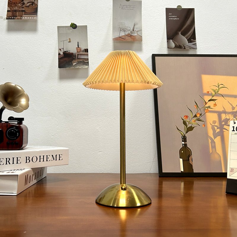 Décoration moderne avec cette lampe de table LED sans fil. Style scandinave, parfaite pour salon ou chambre.