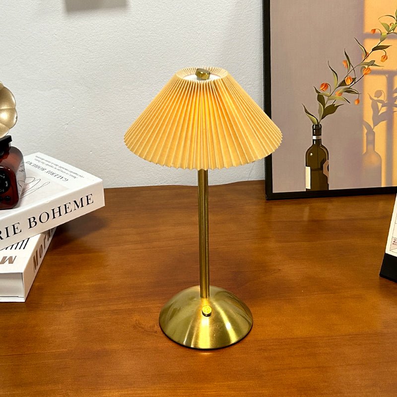 Lampe LED de table sans fil, design scandinave épuré. Idéale pour un éclairage d'appoint moderne et doux.