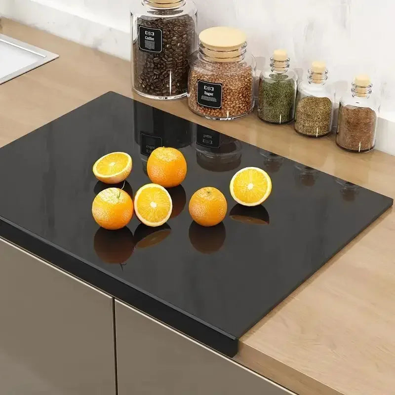 Planche à découper professionnelle en acrylique transparent, antidérapante pour une préparation alimentaire sécurisée en cuisine.