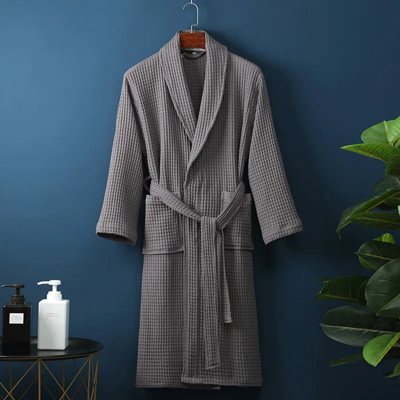 Robe de chambre femme en coton doux, l'accessoire parfait pour la détente et le bien-être quotidien.