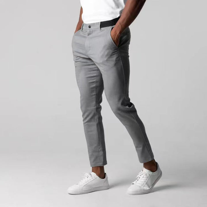 Pantalon de costume slim bleu marine homme. Vêtement élégant pour affaires, mode masculine contemporaine.