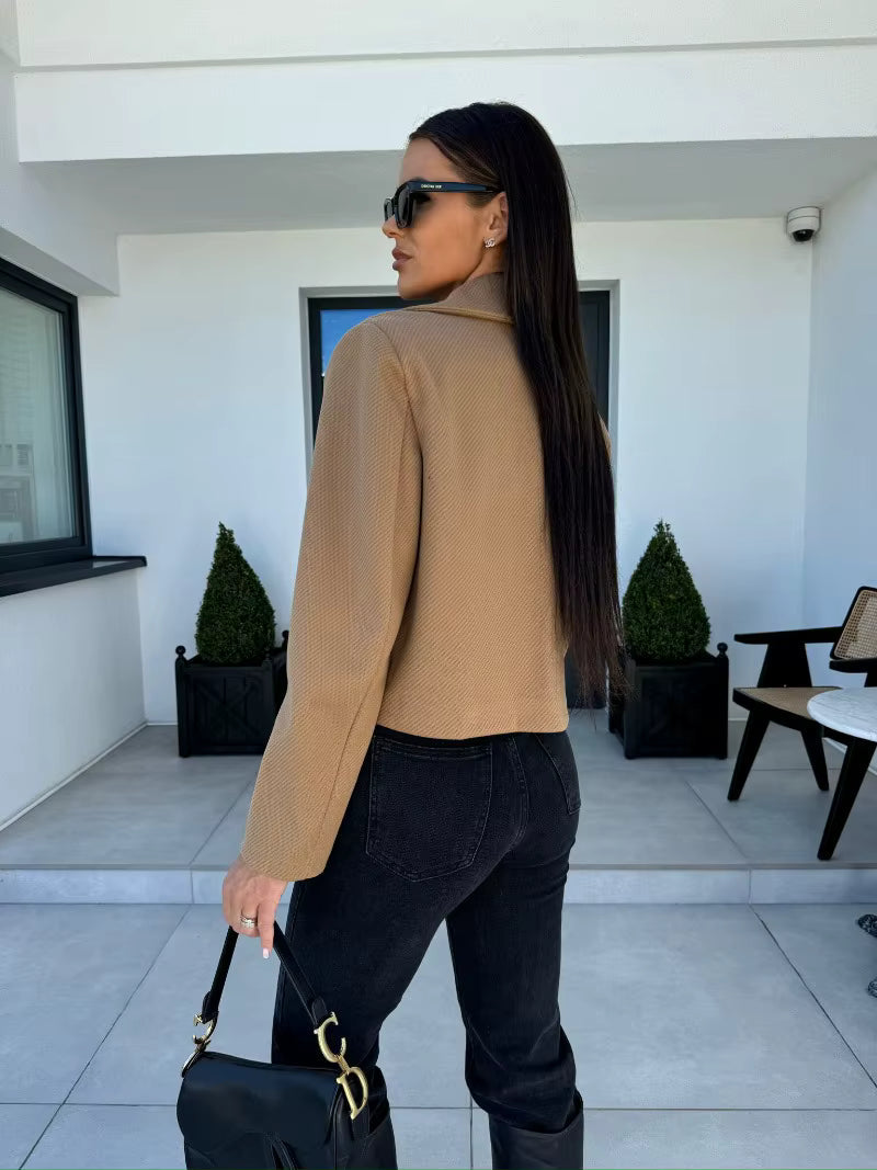 Dos de blazer femme gris, coupe décontractée et courte, pour une silhouette moderne et stylée.