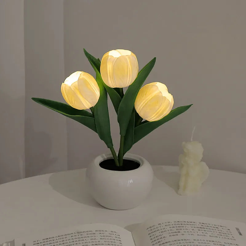Lampe de chevet tulipe LED sans fil, parfaite pour une lumière d'ambiance douce dans la chambre.