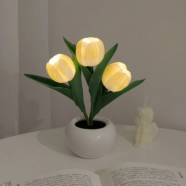 Lampe de chevet tulipe LED sans fil, parfaite pour une lumière d'ambiance douce dans la chambre.