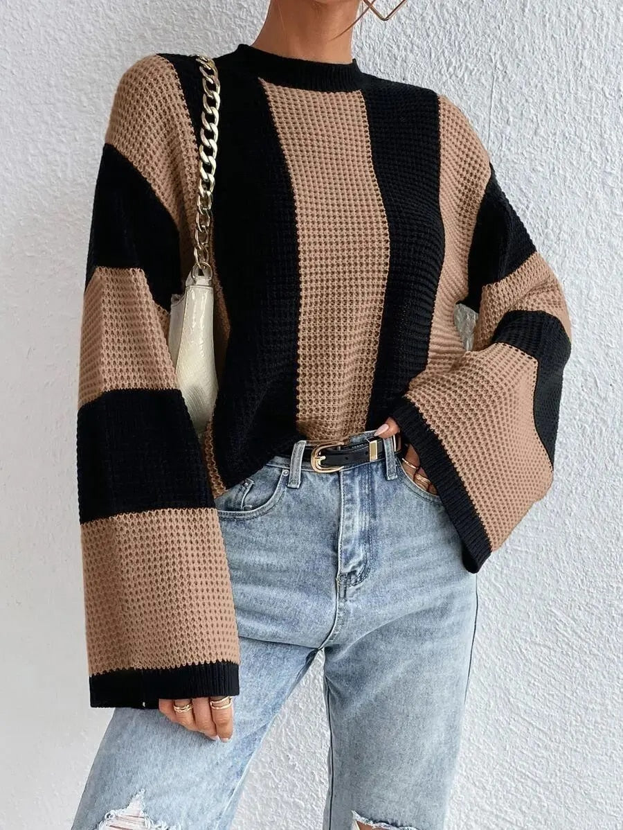 Pull femme bicolore élégant avec manches amples, parfait pour une tenue décontractée chic d'automne.