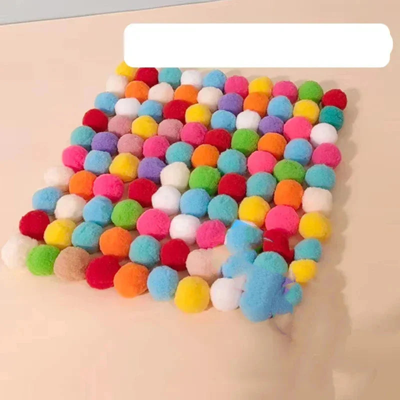 Jouet balle pompon pour chat stimulant l'instinct de chasse, parfait pour l'exercice et la stimulation féline.