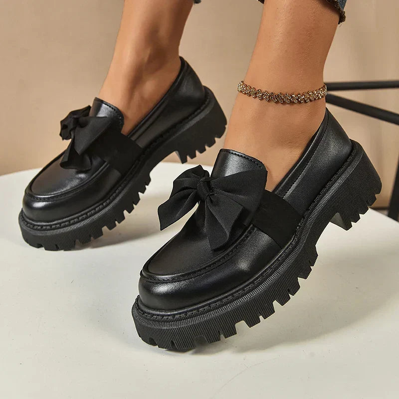 Chaussures à plateforme Garisa avec nœud papillon. Élégance audacieuse pour les femmes.