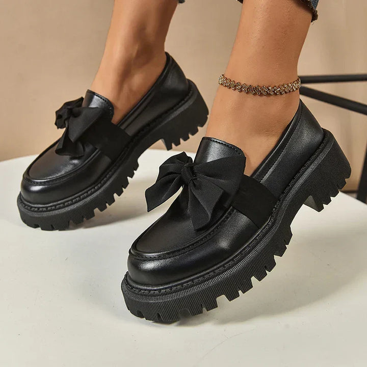 Chaussures à plateforme Garisa avec nœud papillon. Élégance audacieuse pour les femmes.
