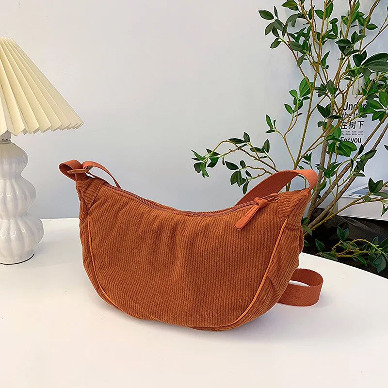 Sac banane femme spacieux en velours côtelé noir, idéal comme sac à main ou accessoire de mode pour vos sorties.