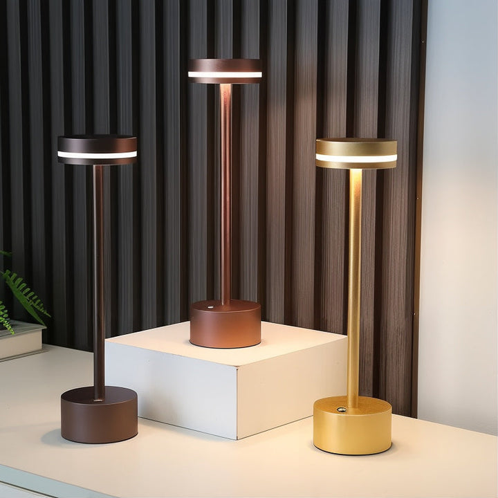 Lampe de table LED portable sans fil, rechargeable, lumière douce et dimmable, apportant une touche moderne à votre décor.