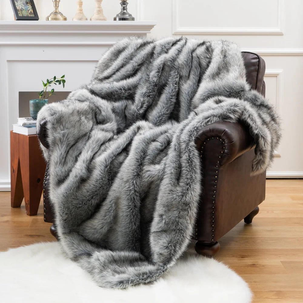 Couverture d'une douceur exceptionnelle en fausse fourrure de renard, pour un confort et une chaleur uniques.