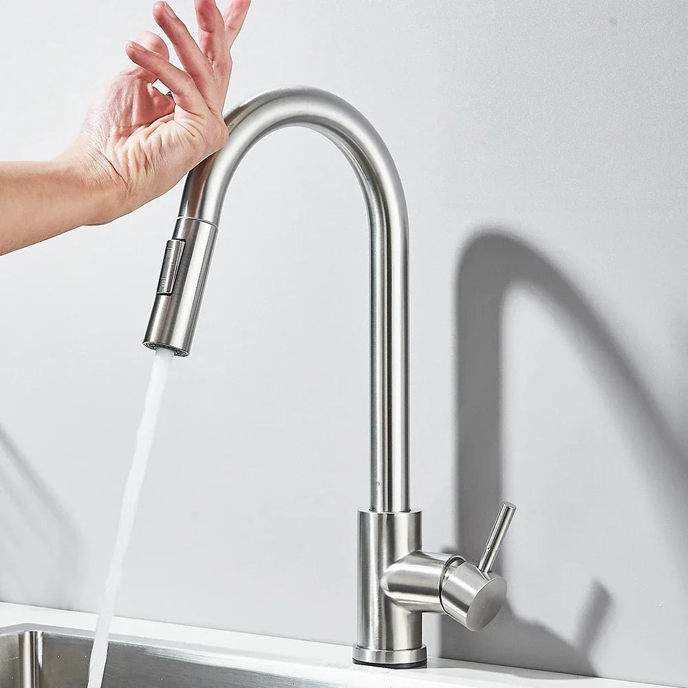 Élégant robinet de cuisine noir mat extensible, design tactile, idéal pour une cuisine contemporaine.
