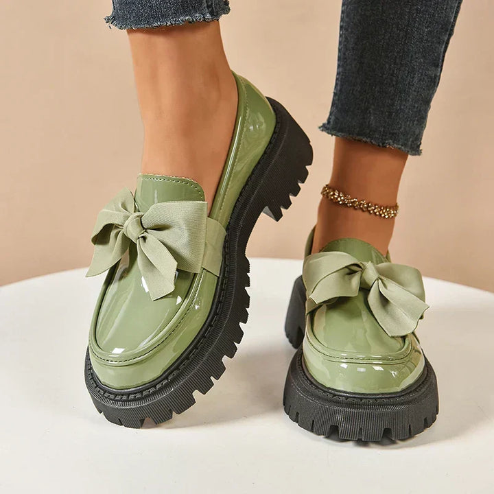 Garisa: Chaussures plateforme femme. Nœud papillon chic pour un look tendance et audacieux.