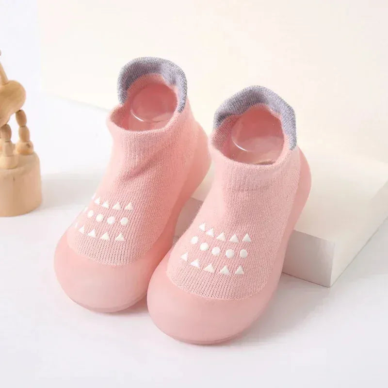 Aide aux premiers pas avec ces chaussettes chaussures bébé. Antidérapantes, respirantes et confortables.