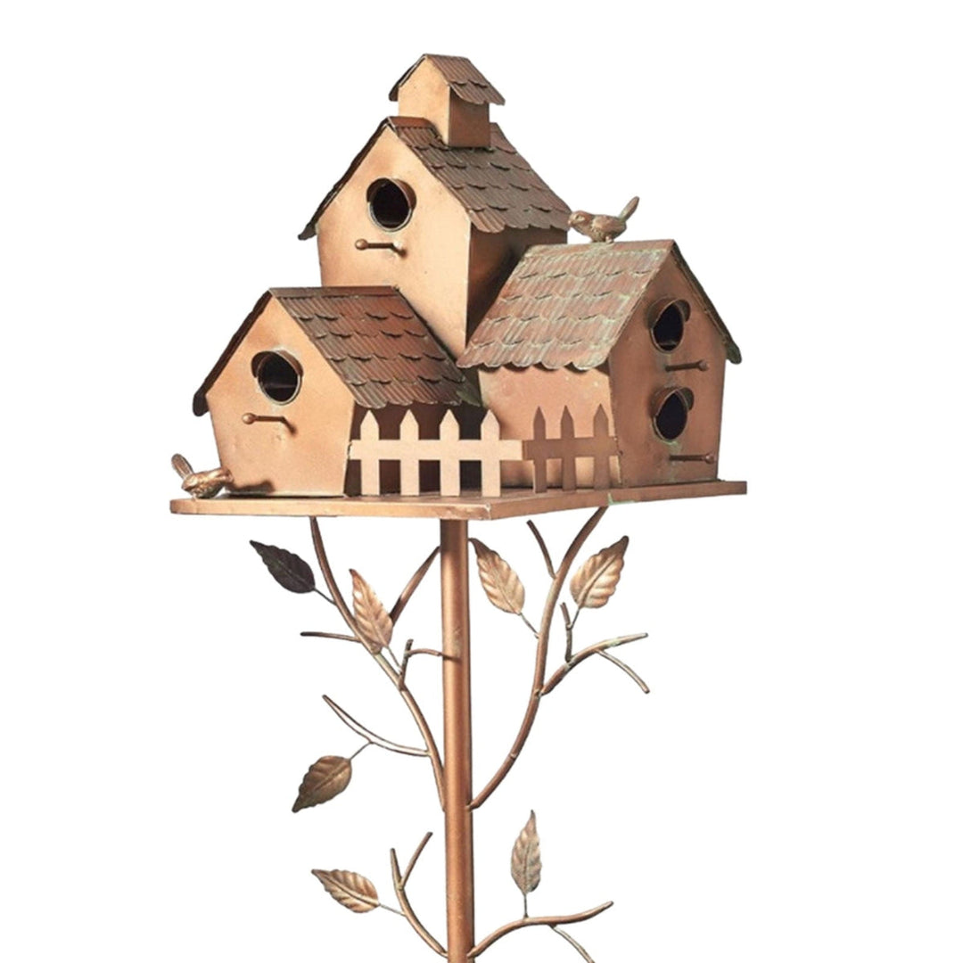 Maison d'oiseaux sobre et élégante, nichoir pour jardin. Ornement extérieur qui favorise la nature et les oiseaux.