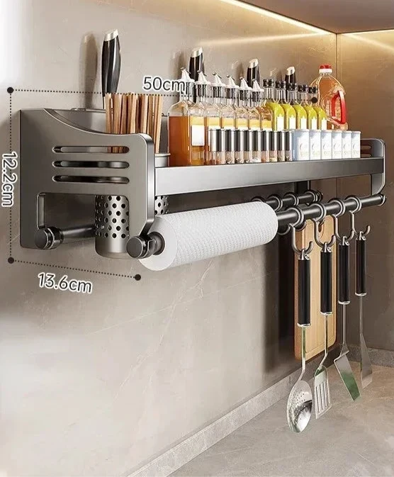 Solution de rangement mural en acier moderne pour une cuisine organisée, idéal pour épices et accessoires.