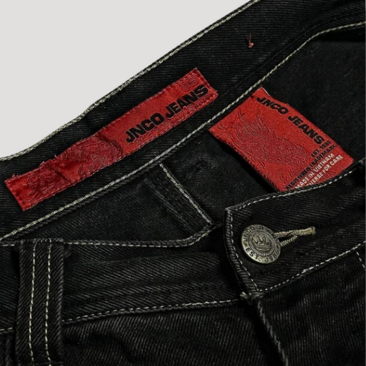 Tenue tendance : jean baggy noir taille haute, coupe ample inspirée mode années 90. Parfait pour look décontracté.