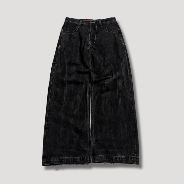 Femme portant un jean baggy noir taille haute, affichant un style rétro et décontracté, idéal pour le quotidien.