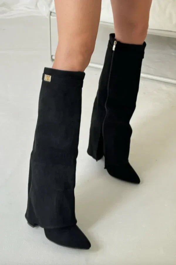 Bottes d'hiver femme à talons élégants, ornées d'une boucle dorée. Idéales pour un style chic et moderne.