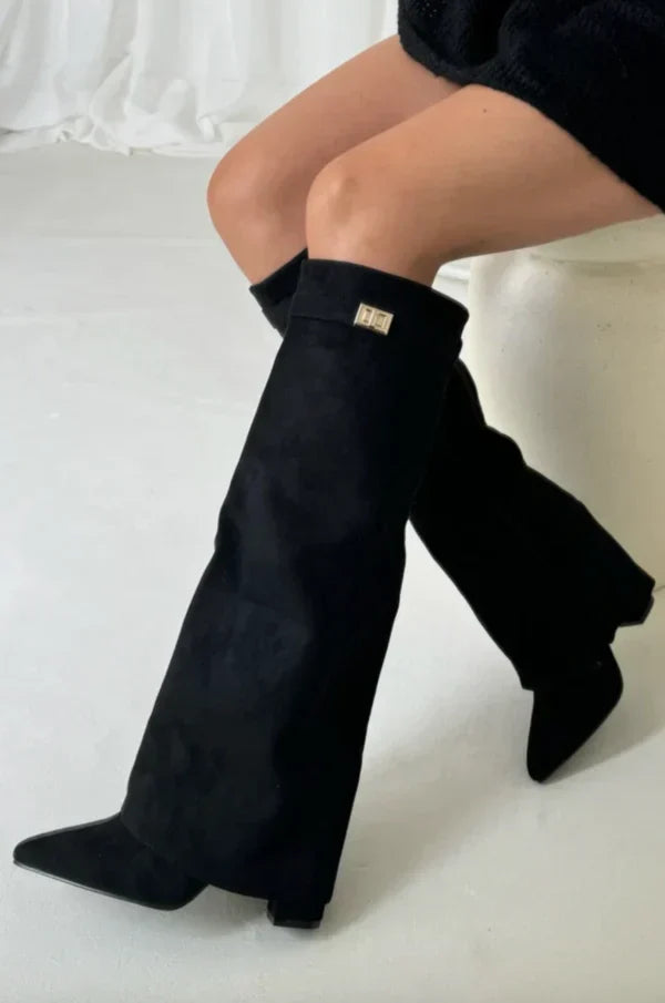 Bottes femme élégantes à talons confortables, avec boucle dorée. Idéales pour une tenue chic et féminine.