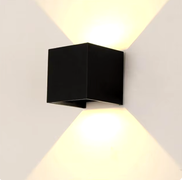 Robuste applique murale LED étanche IP65, en aluminium, idéale pour éclairage extérieur moderne et durable.