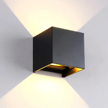 Applique murale LED moderne et réglable, idéale pour éclairage extérieur ou intérieur. Aluminium noir.