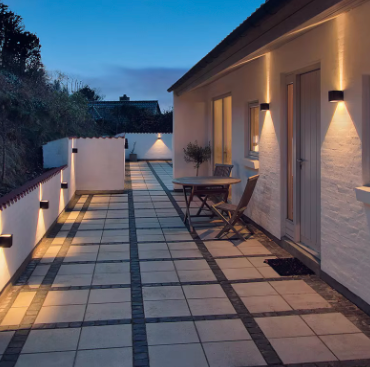 Lampe murale LED étanche IP65 pour jardin, éclairage moderne et réglable, ajoute une touche déco extérieure.
