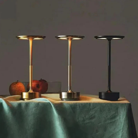 Lampe Glimmera sans fil, rechargeable, dimmable. Complète une décoration scandinave moderne sur une commode.