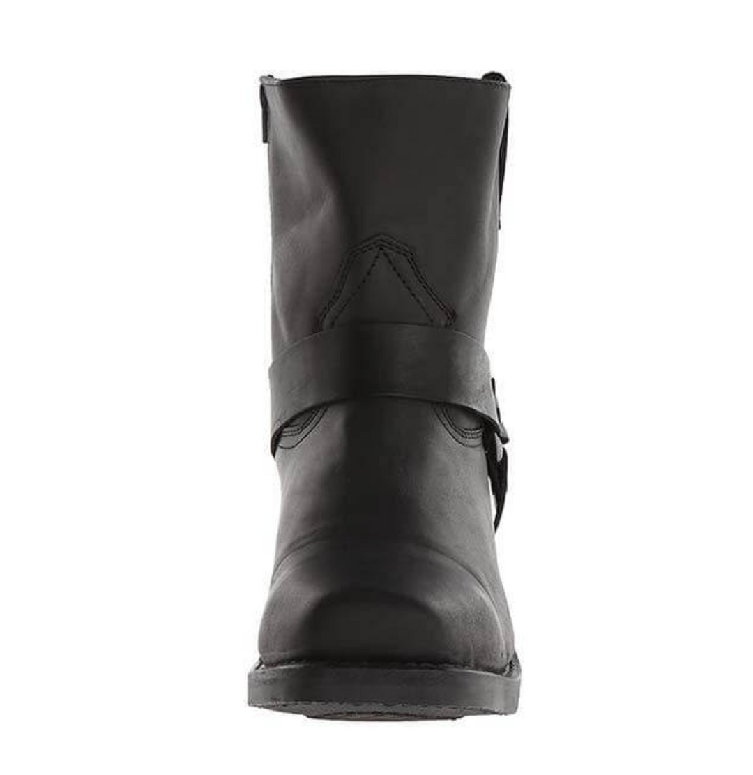 Homme portant des bottes vintage marron, élégance intemporelle et confort inégalé.