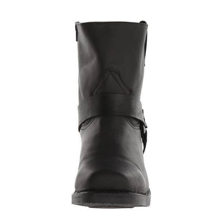Homme portant des bottes vintage marron, élégance intemporelle et confort inégalé.