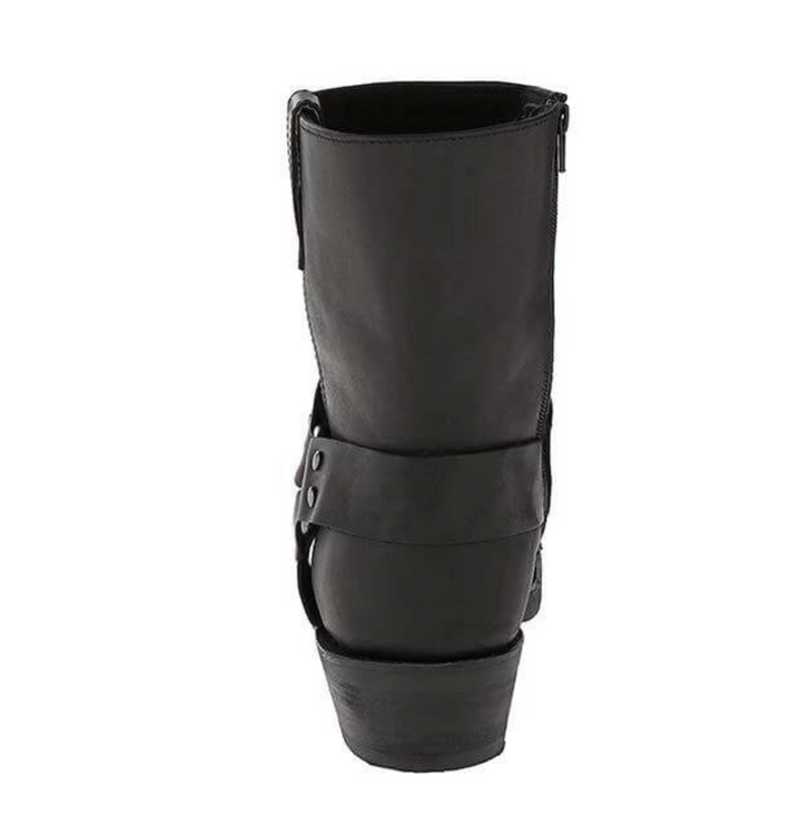 Gros plan sur le cuir des bottes homme vintage noires, luxe et savoir-faire artisanal.