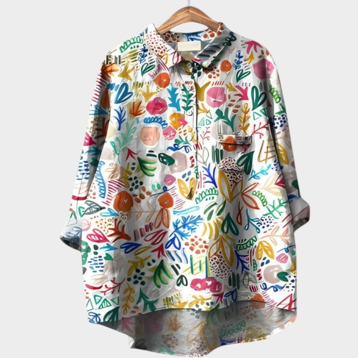 Blouse femme Nola à motif floral nature, élégante, avec manches longues boutonnées, esprit printemps.