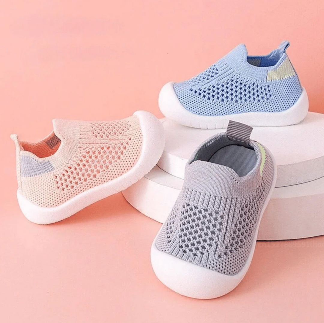 Gros plan sur la semelle antidérapante des baskets enfants, garantissant une adhérence sûre pour tous les jeux.