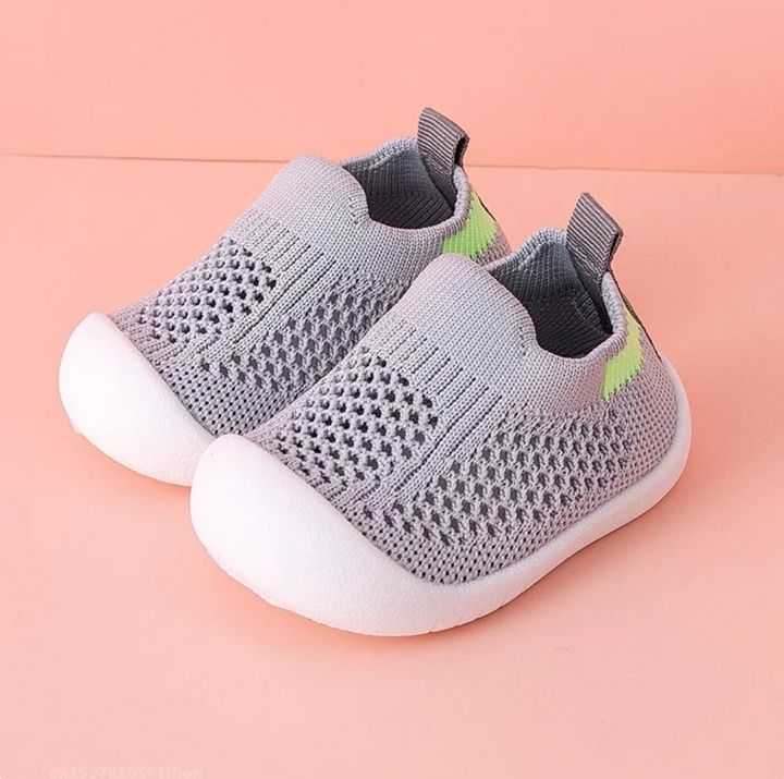 Sneakers légères pour jeunes actifs, conçues pour la respirabilité et la sécurité avec leur semelle antidérapante.